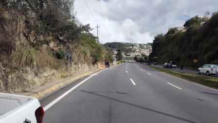 Un gato estuvo atrapado en medio de los vehículos que transitaban en la Autopista General Rumiñahui y las imágenes se difundieron el 21 de julio del 2025.
