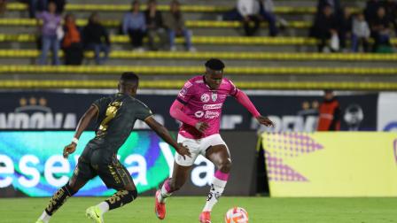 Jugador de Independiente del Valle tiene la posición del balón en su encuentro contra Aucas en el Estadio Olímpico Atahualpa.