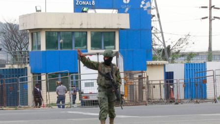 Un marino fue detenido luegod e intentar ingresar objetos prohibidos a la cárcel de Guayaquil.