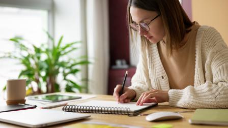 La papelería emocional se refiere a plasmar las ideas en papel para liberar la mente.
