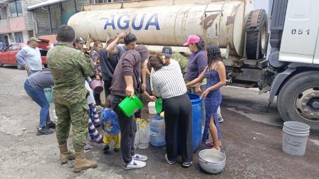 Ministerio de Ambiente, acompañados de personal militar, realizan la entrega de agua en varios sectores del sur de Quito como el Blanqueado, Beaterio, Lucha de los Pobres.