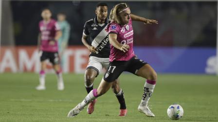 Jair Rodrigues (i) de Vasco da Gama disputa el balón con Claudio Spinelli de Independiente del Valle durante un partido de la eliminatoria para los octavos de final de la Copa Sudamericana.