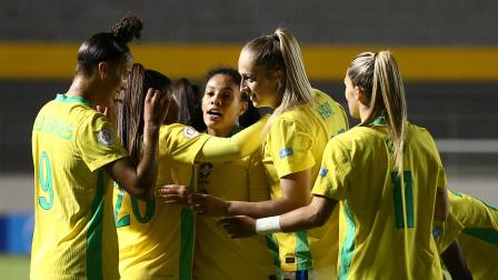 Yasmin (c) de Brasil celebra un gol con sus compañeras este martes, en un partido de la fase de grupos de la Copa América Femenina entre Paraguay y Brasil en el estadio Gonzalo Pozo Ripalda en Quito (Ecuador).