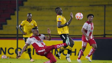 El jugador Janer Corozo de Barcelona SC tiene el control del balón en el enfrentamiento contra Técnico Universitario el sábado 12 de julio en el Estadio Monumental.