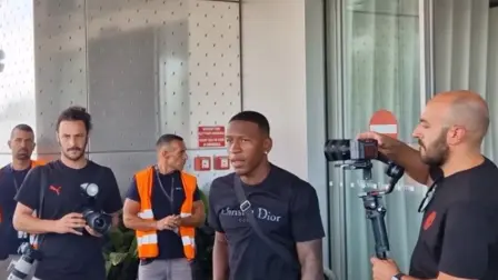 Pervis Estupiñán llegando a Italia este miércoles 23 de julio del 2025 para firmar contrato con el AC Milán.