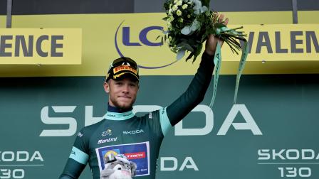 El líder de la clasificación por puntos, maillot verde, el ciclista italiano Jonathan Milan del equipo Lidl-Trek celebra en el podio tras la 17ª etapa del Tour de Francia