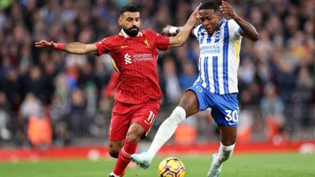 Pervis Estupiñán disputando el balón contra el atacante del Liverpool, Mohamed Salah, en la derrota del Brighton.