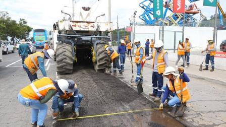 Las obras en Quito están suspendidas debido a la falta de asfalto en el país.