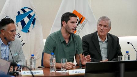 Roberto Luque (centro) fue ministro de Energía y Minas encargado en 2024, durante la crisis energética en Ecuador.