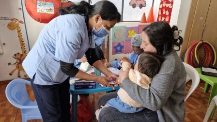 Brigadas de salud revisan a moradores del sur de Quito ante emergencia por agua potable.