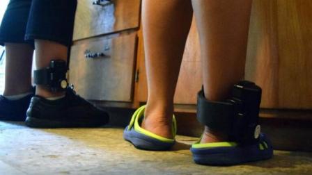 Migrantes liberados de centros de detención eran localizados con grilletes electrónicos.