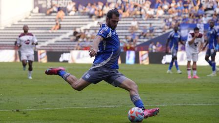 Jugador de Emelec con la posición del balón en el estadio George Capwell, el 'bombillo' se enfrentó el 5 de julio del 2025 a Vino Tinto en la fecha 19 de la LigaPro.