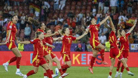 Las jugadoras de la selección española celebran la victoria, a la finalización del encuentro correspondiente a la semifinal de la Eurocopa Femenina 2025.