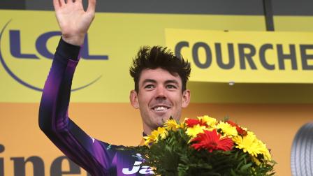 El ciclista australiano Ben O'Connor del equipo Jayco AlUla celebra en el podio tras ganar la 18ª etapa del Tour de Francia.