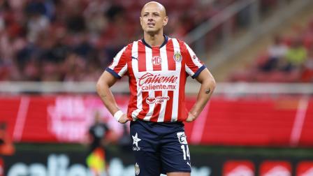 El futbolista 'Chicharito' Hernández fue sancionado por una declaración polémica y machista.