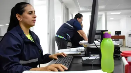 En Ecuador el trabajo de los servidores públicos está regulado por la Ley Orgánica del Sector Público.