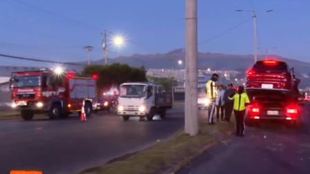 Un camión y un automóvil chocaron en la Panamericana Norte.