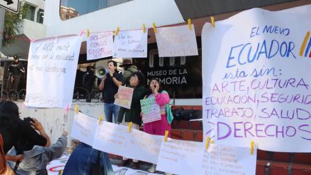 Plantón en el Ministerio de Cultura por malestar en contra de la fusión de varias carteras de estado dispuestas en el Decreto 60 del gobierno, decenas de personas como gestores culturales y funcionarios se suman al reclamo.