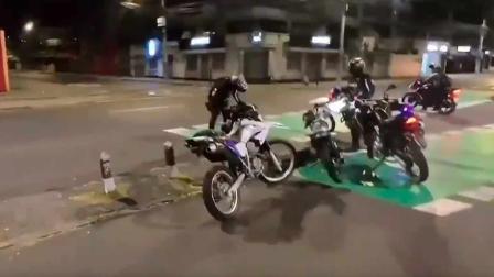 Los agentes de policía notaron que estas personas realizaban maniobras peligrosas con motocicletas