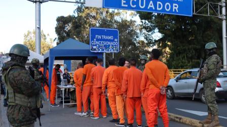 La deportación de presos colombianos desde Ecuador se realiza con presencia militar.