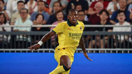 Pervis Estupiñán jugó sus primeros minutos con la camiseta del AC Milan.