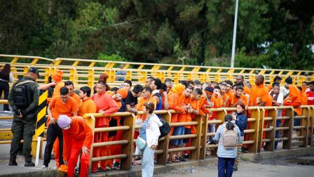 Grupo de colombianos deportados desde Ecuador el sábado 26 de julio del 2025, sobre el puente internacional de Rumichaca en Ipiales (Colombia).