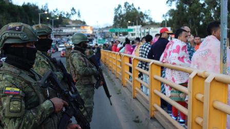 La deportación de presos colombianos se realizaó con un fuerte resguardo militar en el puente Rumichaca.