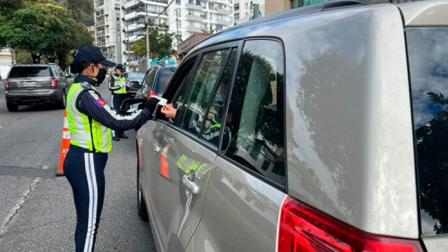 Agentes civiles de tránsito controlan restricción de pico y placa.
