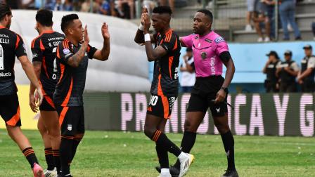 Los jugadores del cuadro eléctrico celebran una de las anotaciones en la victoria ante Manta, en el estadio Jocay, en la jornada del sábado 26 de julio del 2025.