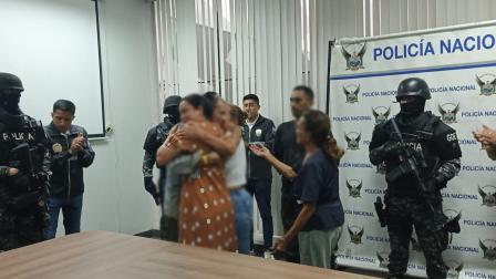 La Policía Nacional logró rescatar a dos personas que habían sido secuestradas, las mismas que fueron localizadas en el sector La Valdramina, vía a Cañalito, en Los Ríos.