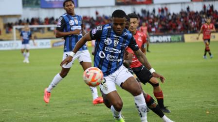 Gustavo Cortez, de Independiente del Valle, controla el esférico ante la marca de Andrés López, de Deportivo Cuenca, en el partido jugado el domingo 27 de julio del 2025.