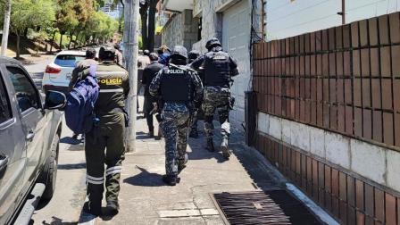 En agosto de 2023, la Fiscalía y Policía allanaron una cafetería en Samborondón como parte de la investigación del caso Seguros-Petroecuador