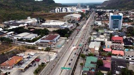 El Ministerio del Ambiente ordenó a la Prefectura del Guayas suspender las actividades de ejecución del proyecto en la avenida del Bombero, el 11 de julio. Fotos: Thomas_593/API