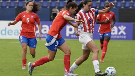 Fernanda Ramírez (c) de Chile disputa el balón con Lice Chamorro de Paraguay este lunes, en un partido de la Copa América Femenina entre Chile y Paraguay en Quito.