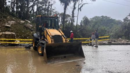 Paso controlado en la vía Baeza - Papallacta. Personal del Ministerio de Transporte y Obras Públicas realiza trabajos de limpieza.