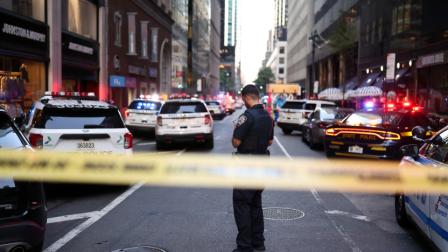 Un agente permanece en la calle mientras la policía responde a un tiroteo en el centro de Manhattan, Nueva York, 28 de julio de 2025.