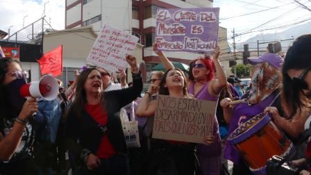 Plantón en el Ministerio de la Mujer y Derechos Humanos, por parte de grupos de mujeres diversas feministas y disidencias, en contra de la fusión de Ministerios y despidos masivos. FOTOS: API / Rolando Enríquez