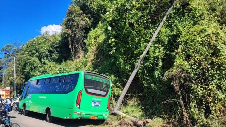 Bus de pasajeros chocó en la avenida Simón Bolívar, sector sur de Quito, en medio de robo.