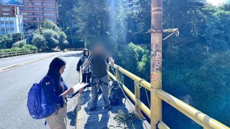 Un hombre ofrecía el servicio de salto al vacío desde el puente en una zona residencial de Quito.