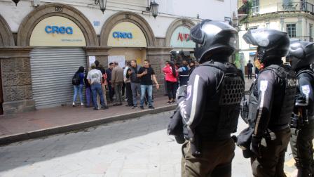 Socios de la cooperativa Crea encontraron las puertas cerradas de la institución financiera en Cuenca, este martes 29 de julio del 2025
