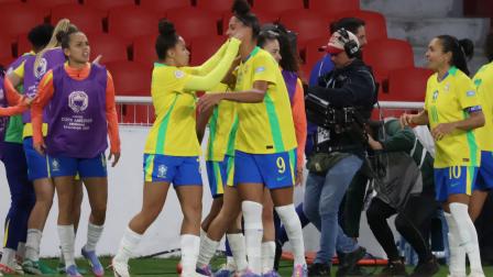 Encuentro entre Brasil vs.Uruguay por la Copa América Femenina en el estadio Rodrigo Paz.