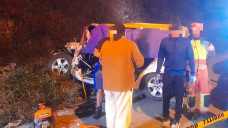 Un vehículo municipal chocó con una volqueta en una vía de Azuay.