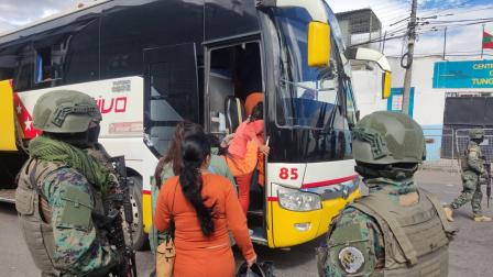 Personal de Fuerzas Armadas resguardó el traslado de mujeres privadas de la libertad de nacionalidad colombiana al Puente Internacional de Rumichaca.