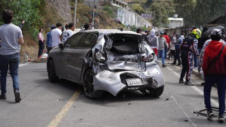 Un vehículo de competencia se volcó tras el accidente en la Vuelta a la República.