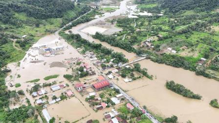 Las lluvias de inicio de mes, con una intensidad no vista desde hace 25 años en la provincia ecuatoriana de Zamora Chinchipe, fronteriza con Perú, provocaron inundaciones que dejaron pérdidas por más de dos millones de dólares.