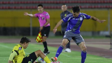 Juan Pablo Ruiz, de Emelec, enfrenta la marca de un adversario de Miguel Iturralde, durante el partido jugado en el estadio Olímpico Atahualpa