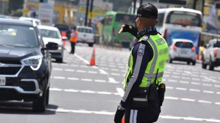 Cada agente de tránsito en Quito debe tener una identificación en su uniforme.