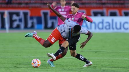 Mateo Carabajal (derecha), de Independiente del Valle, pelea por quitarle el balón a John Jairo Cifuente, de El Nacional, en el partido disputado el 14 de abril del 2025.
