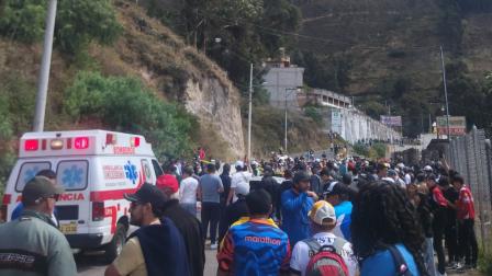 Trágico accidente deja dos fallecidos y tres heridos en la Vuelta Automovilística al Ecuador en Tungurahua, Sector de Aguajan a 15 km de la ciudad de Ambato.