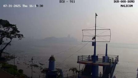 Una densa capa de neblina cubrió la ciudad de Guayaquil la tarde de este jueves 31 de julio del 2025.